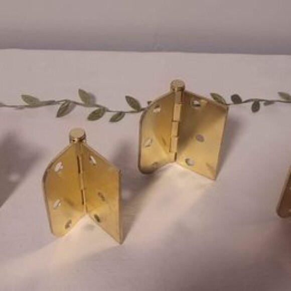 Set of 4 Golden tone,  3-hole hinges - Picture 2 of 8